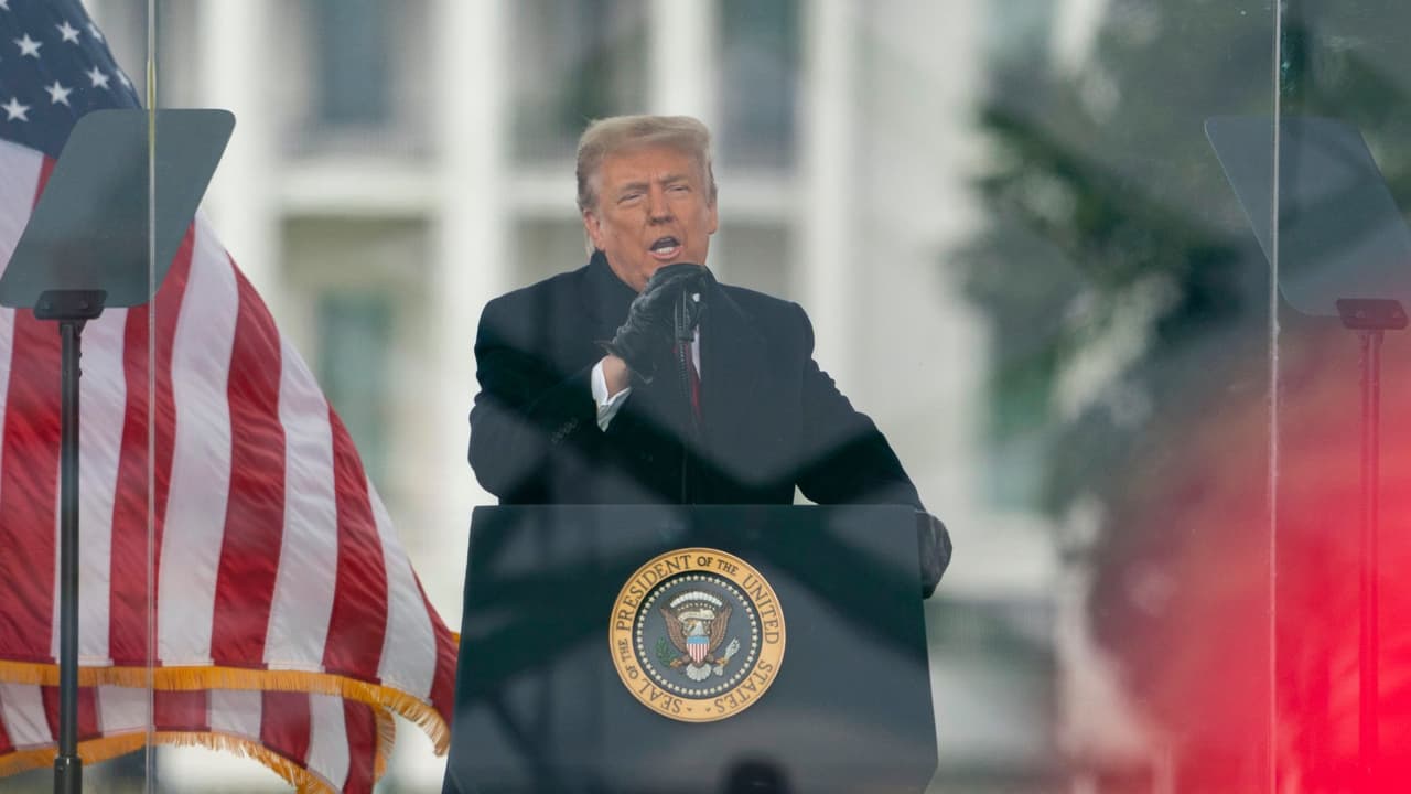 Trump demanda a la BBC por $10,000 millones: la cadena británica dice que se defenderá en corte