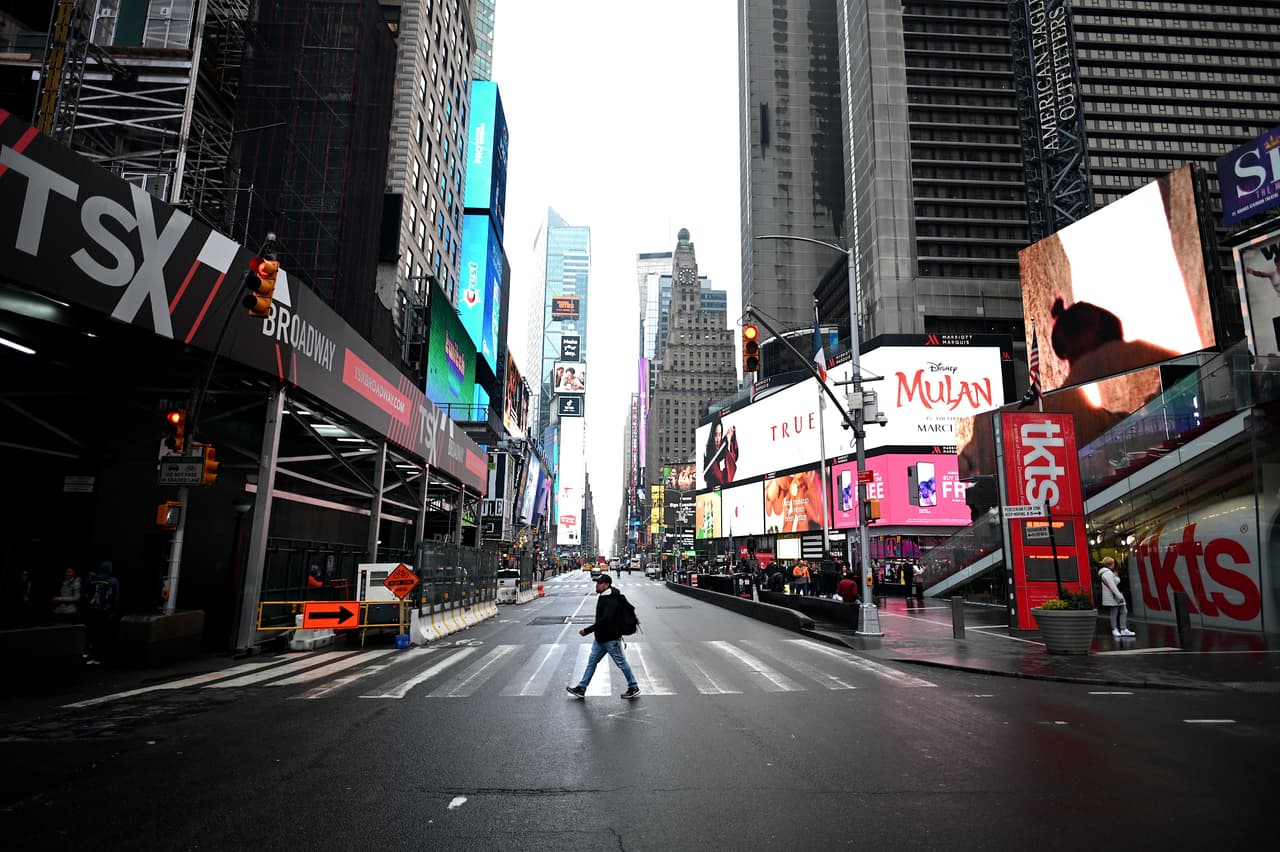 Un hombre cruza solo la Séptima Avenida en Times Square, que solía ser uno de los lugares más conglomerados de la ciudad de Nueva York.