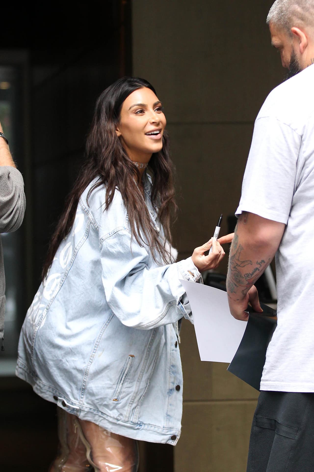 Eso sí, Kim no dejó de sonreír y repartir autógrafos entre sus fans.