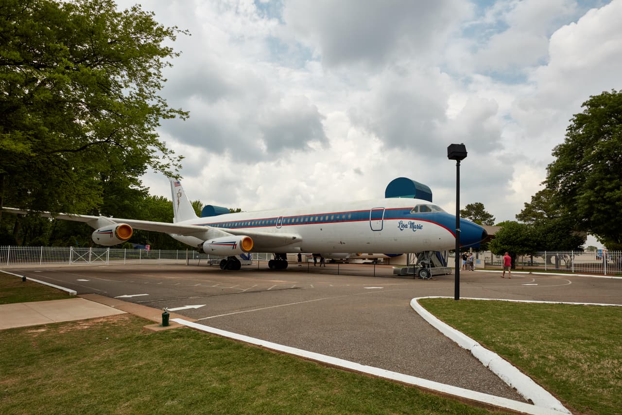 <h3 class="cms-H3-H3"><b>Elvis Presley</b></h3>
<br>
<br>El 17 de abril de 1975, Elvis Presley compró un avión Convair 880, que había pertenecido a la flota de Delta Airlines, por una suma de 250,000 dólares, aunque con las modificaciones que le haría después, su costo superó los 600,000 dólares. La nave recibió el nombre de ‘Lisa Marie’ y tenía espacio para acomodar hasta 29 personas. 
<br>