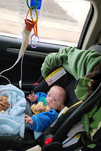 “El mismo niño que antes cabía en la palma de mi mano, con una piel tan translúcida que podía ver cada costilla y vaso de su pequeño cuerpo. No pude evitar apretarlo y decirle lo orgullosa que estaba de él”, añadió la doctora.