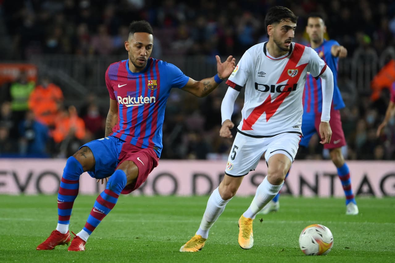 Un gol de Álvaro García al inicio del partido fue suficiente para el triunfo del Rayo Vallecano en Camp Nou ante el Barcelona que encamina el alirón del Real Madrid en LaLiga de España.