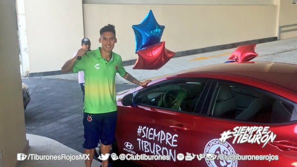 'El Maestro' rifa un auto entre sus Tiburones