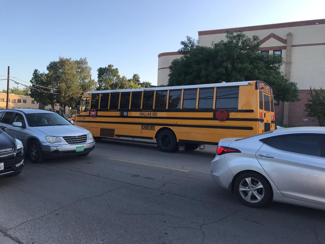 El autobús escolar llegó temprano lleno de estudiantes.