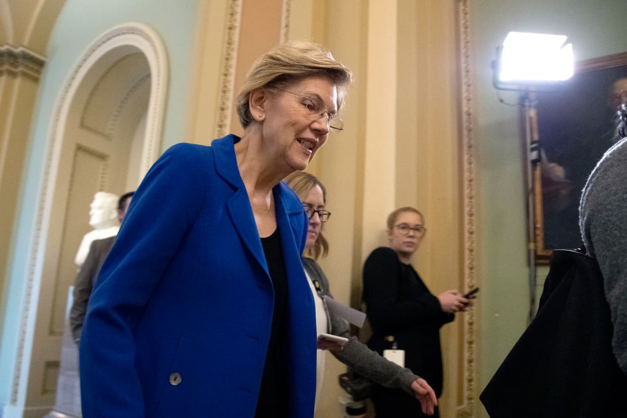 La senadora y precandidata demócrata Elizabeth Warren en un receso en el Congreso este viernes.