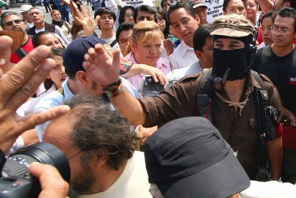 "¿Ganan los Estados Unidos con esta guerra 'local'? La respuesta es: sí", añade al considerar que el principal proveedor de armas, tanto para las autoridades como para los delincuentes, es la industria militar estadounidense.