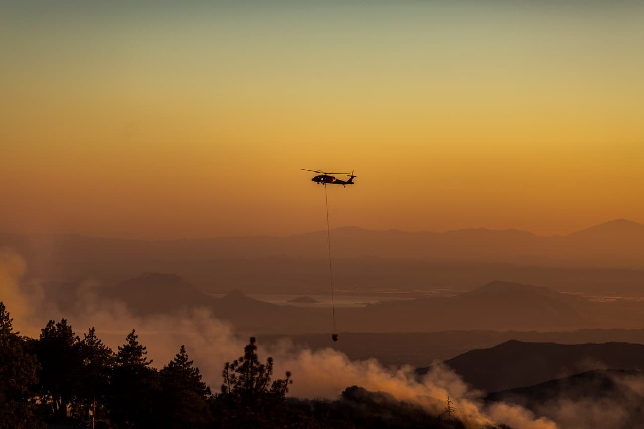 Esta es una toma aérea de los trabajos de contención del Apple Fire en el Valle Cherry, que destruyó unas 12,000 acres en el condado de Riverside.
<br>
