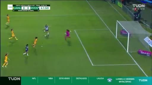 ¡Era gol cantado! Evangelista asiste y Ceci Santiago contiene a Desiree