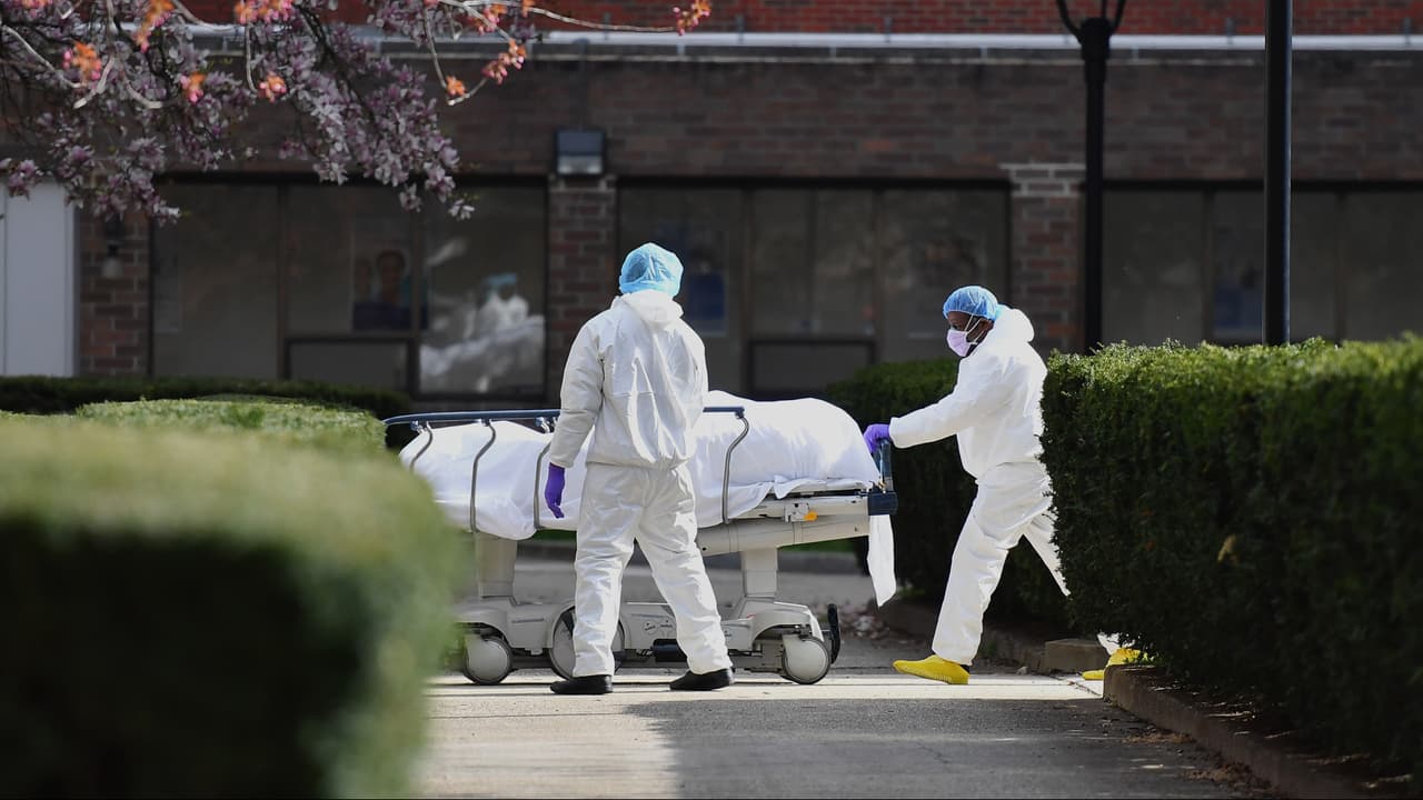 La nueva gobernadora de Nueva York suma 12,000 muertes por covid-19 a la cuenta oficial del estado