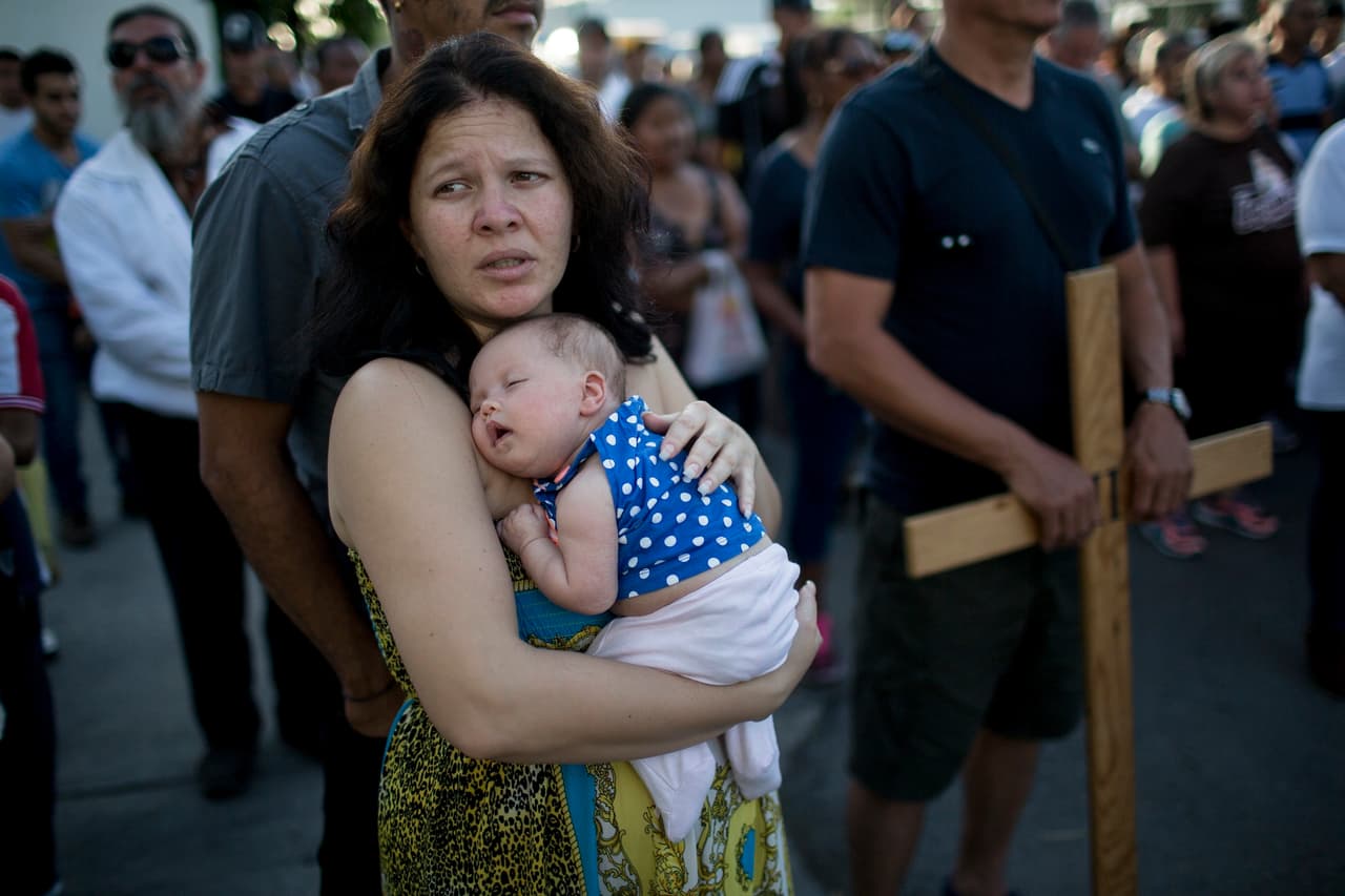 Elaide Vilchez, cubana, lleva en sus brazos a su hija de un mes, Emily, en la procesión religiosa. Nuevo Laredo, 24 de marzo de 2017.