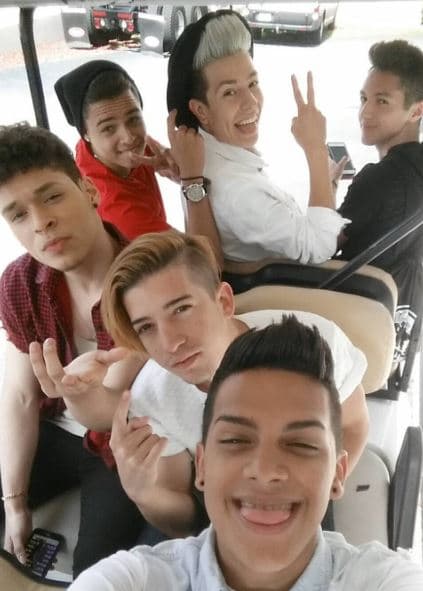 Los chicos bromean y captan en fotos sus mejores momentos.