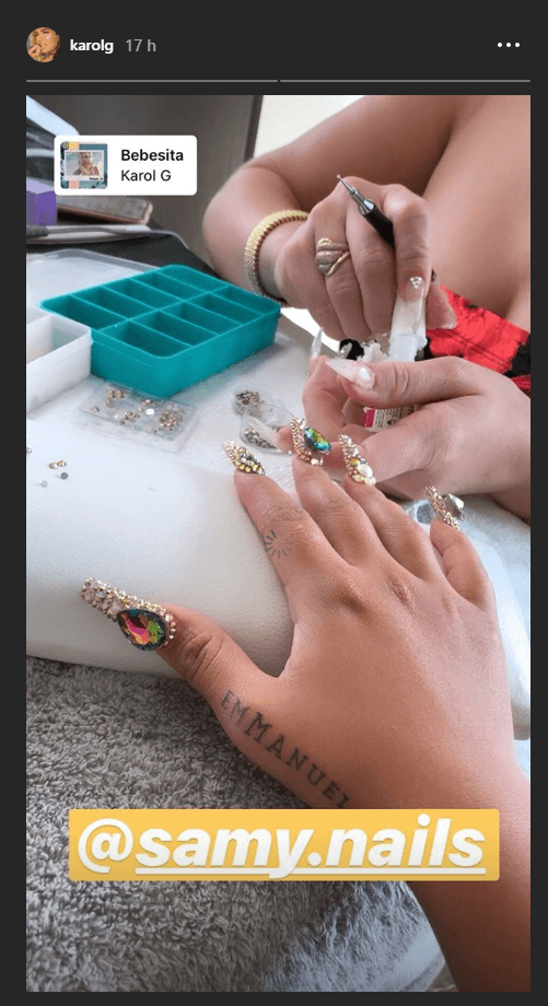 Unas enormes uñas postizas doradas, sobre las cuales le colocaron diferente tipo de pedrería.