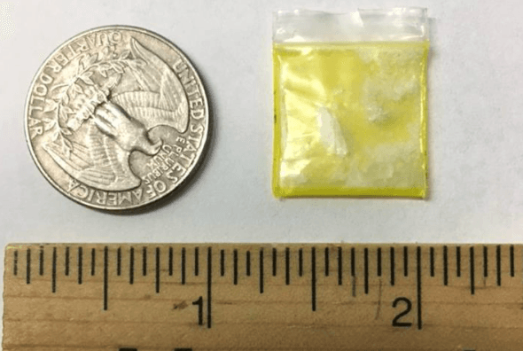 Encuentran paquete de metanfetaminas entre los dulces de Halloween de un niño