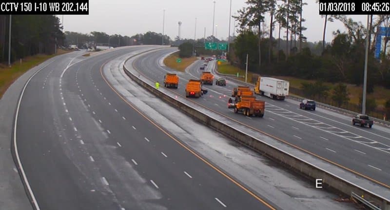 El Departamento de Transporte de la Florida informó del riesgo que significa transitar por la autopista con hielo, y dijeron que el cierre de la i-10 afectó a las salidas entre la 209 y la 258. Al menos 10,000 hogares y negocios se han quedado sin electricidad.