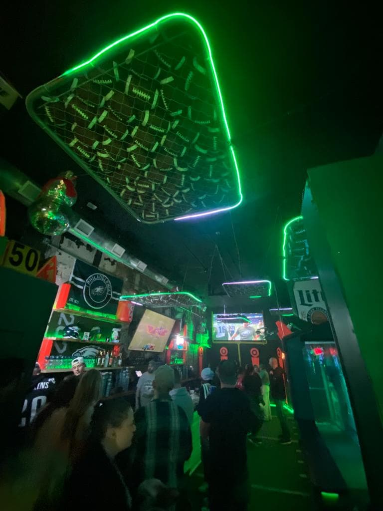 <b>Tinsel </b>ha lanzado "
<b>Tinsel Takes Flight"</b>, una nueva ventana emergente que celebra a los fanáticos del fútbol de Filadelfia con decoraciones temáticas y bebidas. La experiencia, ubicada en 116 S. 12th Street, está abierta hasta el domingo 12 de febrero del 
<b>Super Bowl</b>.