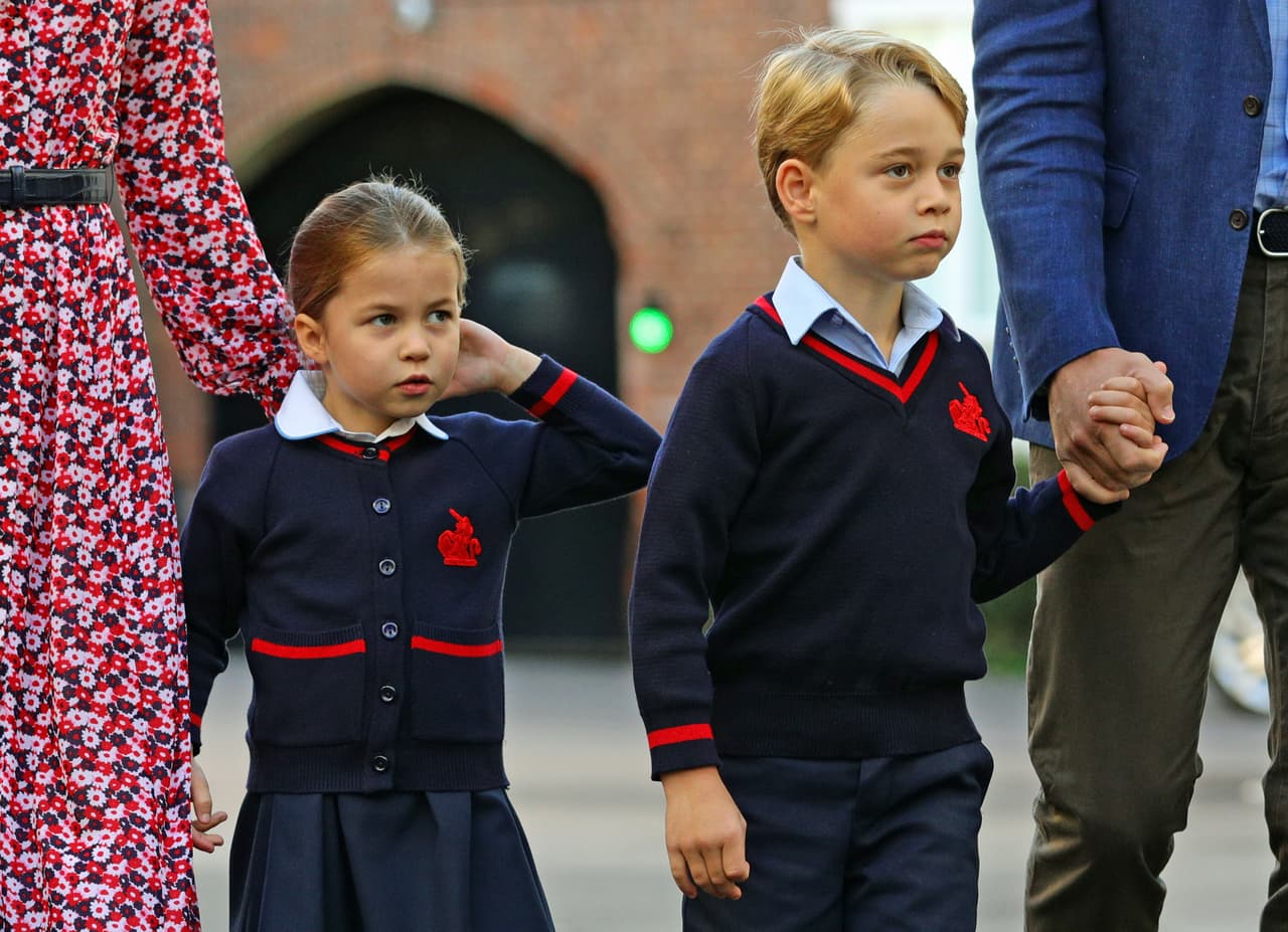 El diario británico asegura que 
<b><a href="https://www.univision.com/famosos/kate-middleton-revela-lo-que-enfrenta-con-el-cabello-de-charlotte-y-que-toda-madre-y-padre-padece-con-sus-hijas-fotos" target="_blank">William y Kate llevaron a Charlotte hasta su salón de clases</a></b>, en donde 
<b>tendrá 21 compañeritos</b>. Ahí conocieron a su maestra y la ayudaron a acomodarse.