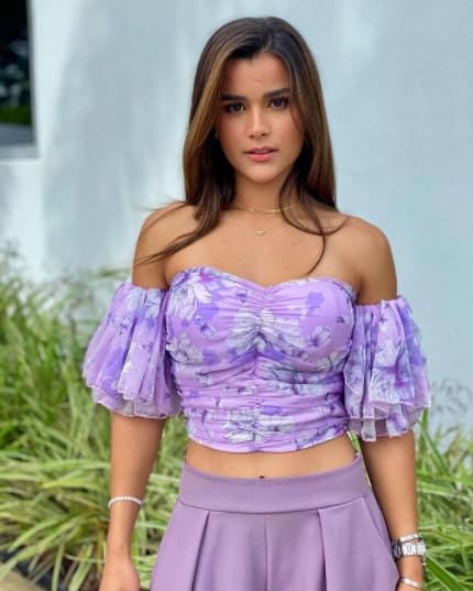 Para el día a día, la exreina de belleza eligió un atuendo en tono lila en su falda y combinado con flores para su top que además de ser fresco es muy veraniego.