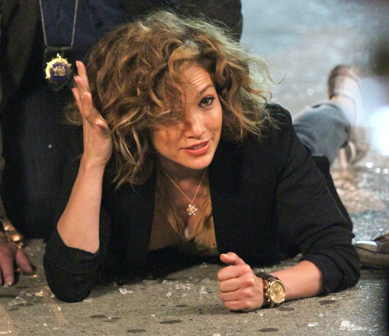 ¡Fuera glamour! JLo está en Nueva York grabando las escenas de su nueva serie 'Shades of Blue' y la vimos hasta en el piso.