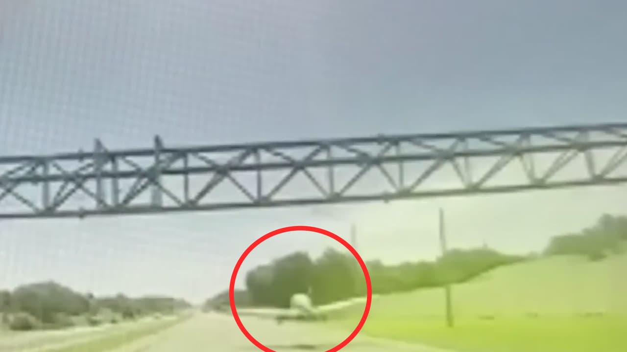 Avioneta aterriza de emergencia en concurrida autopista de Florida; pasó muy cerca de vehículos