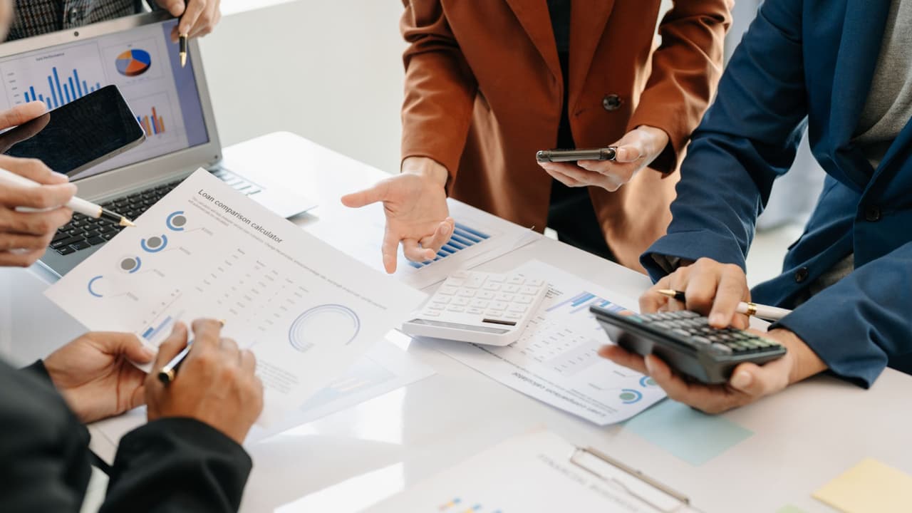 <h3 class="cms-H3-H3">Invierte</h3>
<br>No te gastes todo el dinero en cosas lujosas o viajando por el mundo. Aunque suena muy bien, lo más prudente es hacer que ese dinero se multiplique solo. Para eso, puedes preguntarle a tus asesores cómo mejor invertirlo.