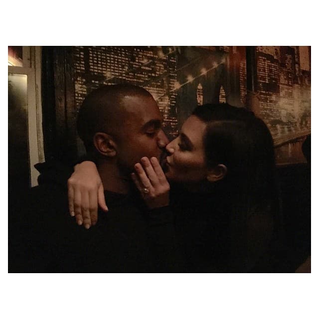 Kim no para de besarlo.