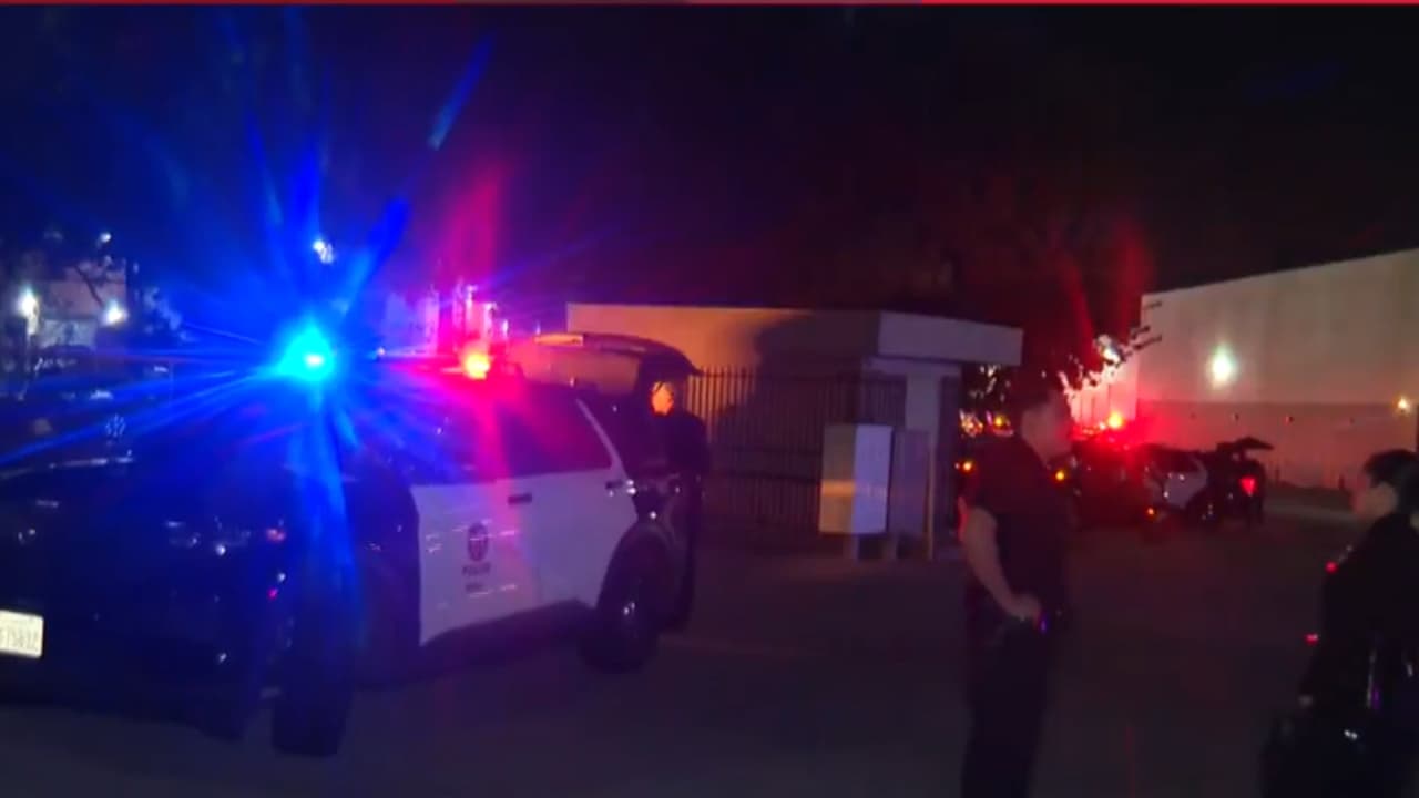 La aeronave cayó entre edificios comerciales en la zona de North Mason Avenue, provocando una fuerte movilización de policías y bomberos.