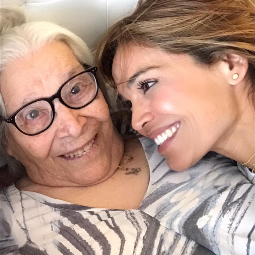 Para Karla Martínez, su abuela fue fundamental. Con estas hermosas palabras hace poco se despidió de ella: "Así te voy a recodar mi hermosa... Con esa sonrisa única y llena de amor. Gracias por todo lo que me enseñaste. Siempre fuiste ejemplo de fe, fortaleza, amor, sencillez, bondad y paciencia!.Gracias por enseñarme a apreciar la belleza en todas partes".