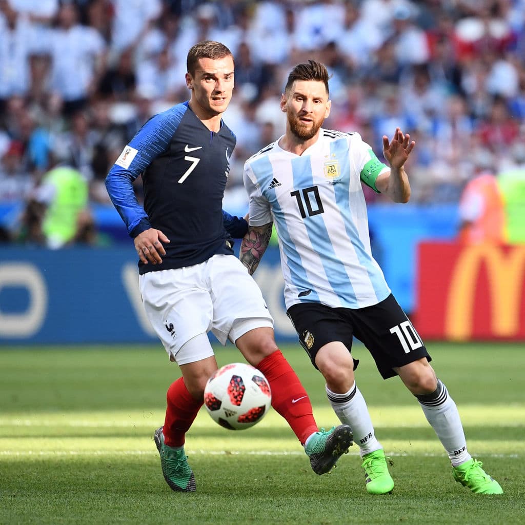 Es que incluso, Antoine Griezmann colaboraba en ocasiones para impedir el margen de acción de Messi en la cancha.