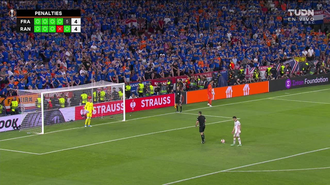 ¡GOL!  anota para Eintracht Frankfurt. Rafael Borré