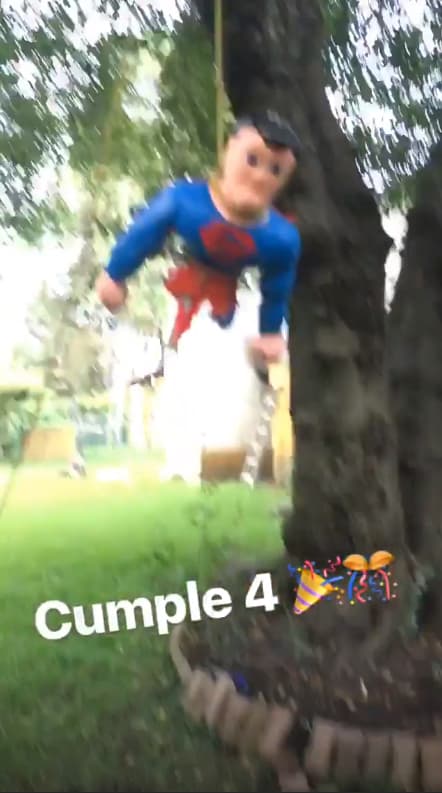 Para festejar su cumpleaños, los niños rompieron una piñata con figura de Superman