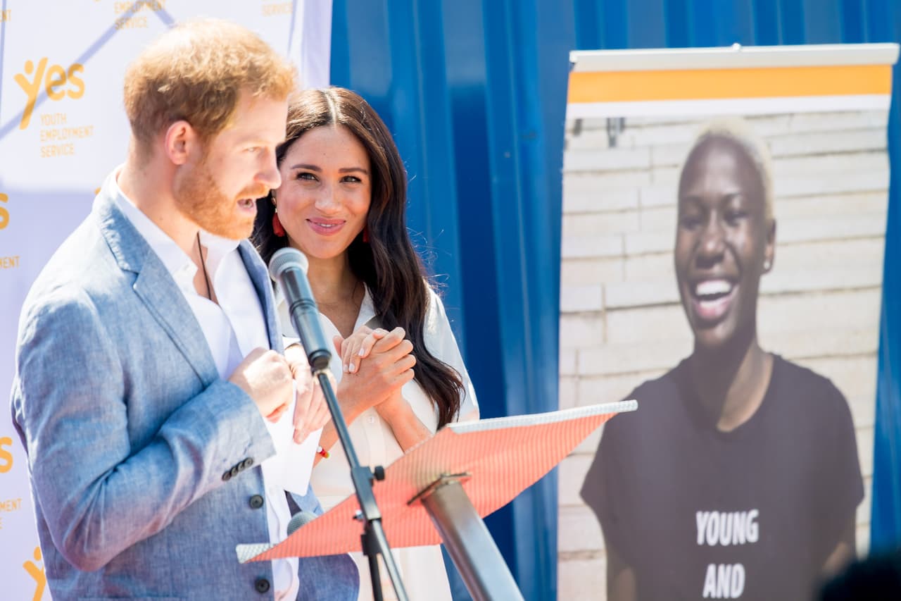 Durante el estreno del documental 'Harry & Meghan: an african journey', en octubre pasado, ambos contaron detalles de su vida como pareja, sus labores reales, así como los 
<b><a href="https://www.univision.com/famosos/el-principe-harry-niega-que-este-en-guerra-con-su-hermano-william-aunque-admite-que-casi-no-lo-ve-fotos">roces que han tenido</a></b>, entre otros temas.