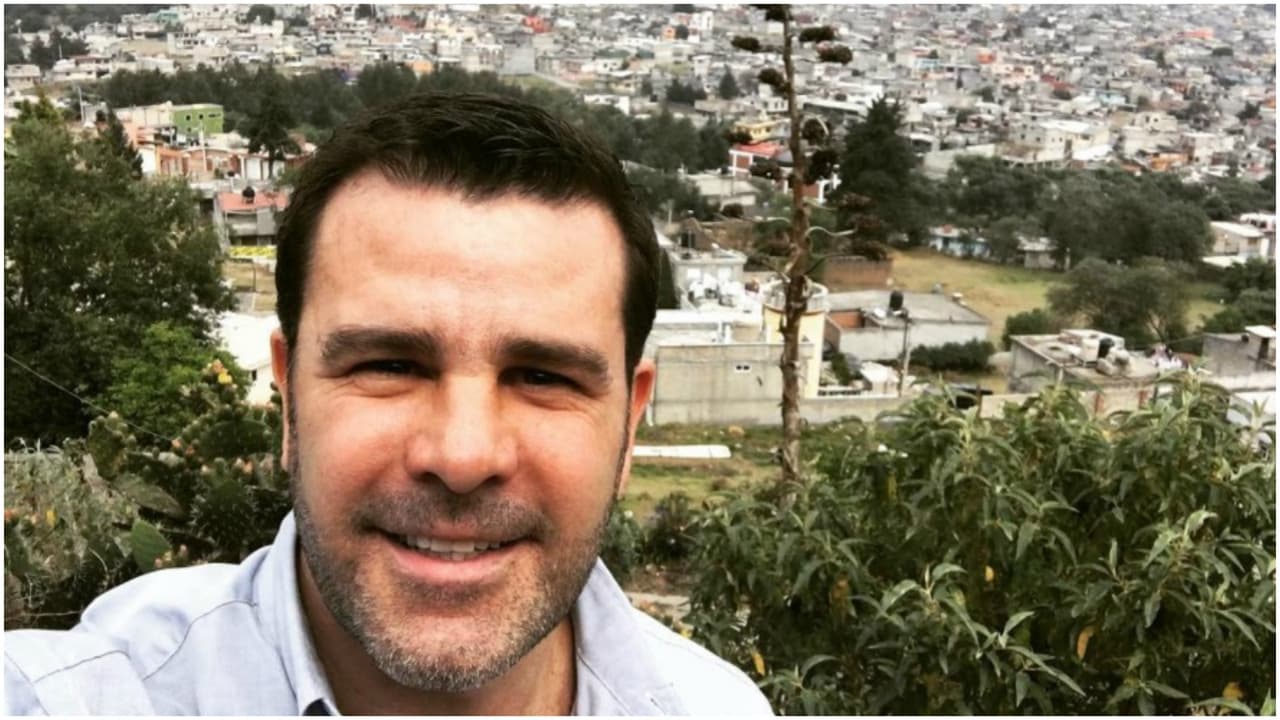 "¿Cómo superé esos momentos?
<b> <a href="https://www.univision.com/famosos/eduardo-capetillo-se-quedo-preocupado-y-en-3-minutos-les-rinde-cuentas-a-sus-seguidores-video" target="_blank">Con buena voluntad</a></b>", dijo al inicio. 
<br>