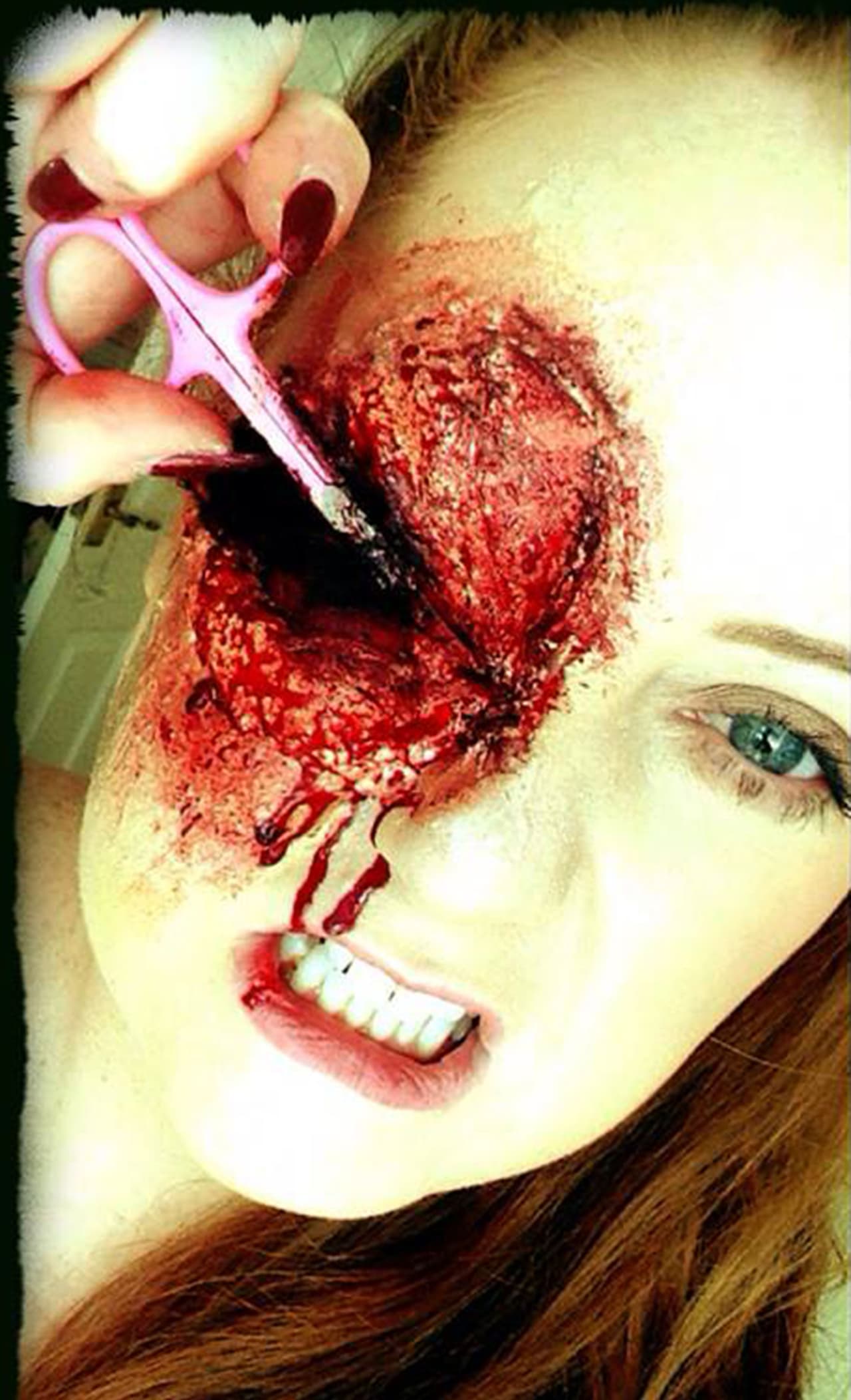 Qué increíble y espeluznante es el maquillaje. Ahora sabes a quién puedes recurrir para lucir tan terrorífico.