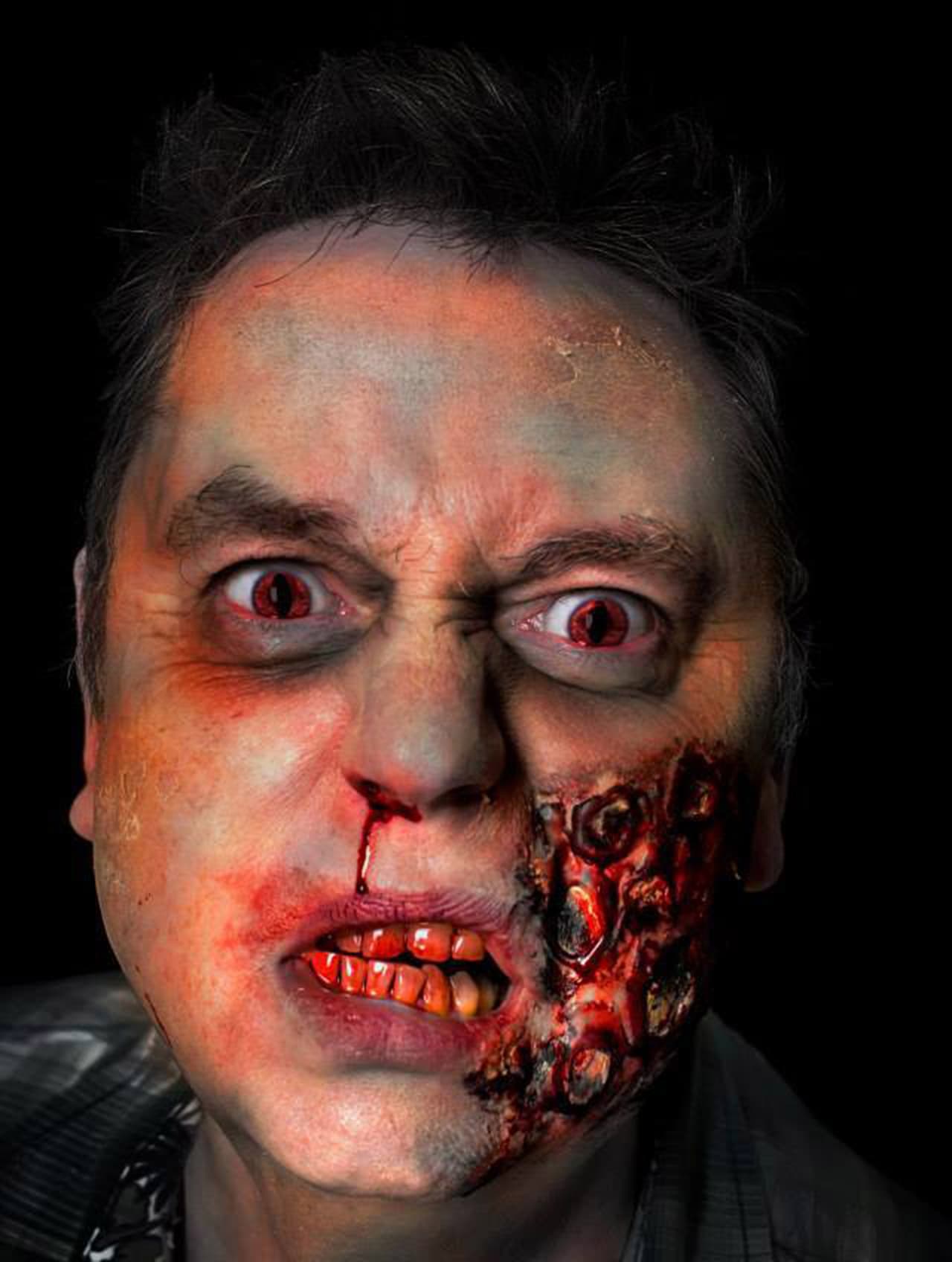 Las personas se sientan y ella usa sus pinceles mágicos para transformarlos.