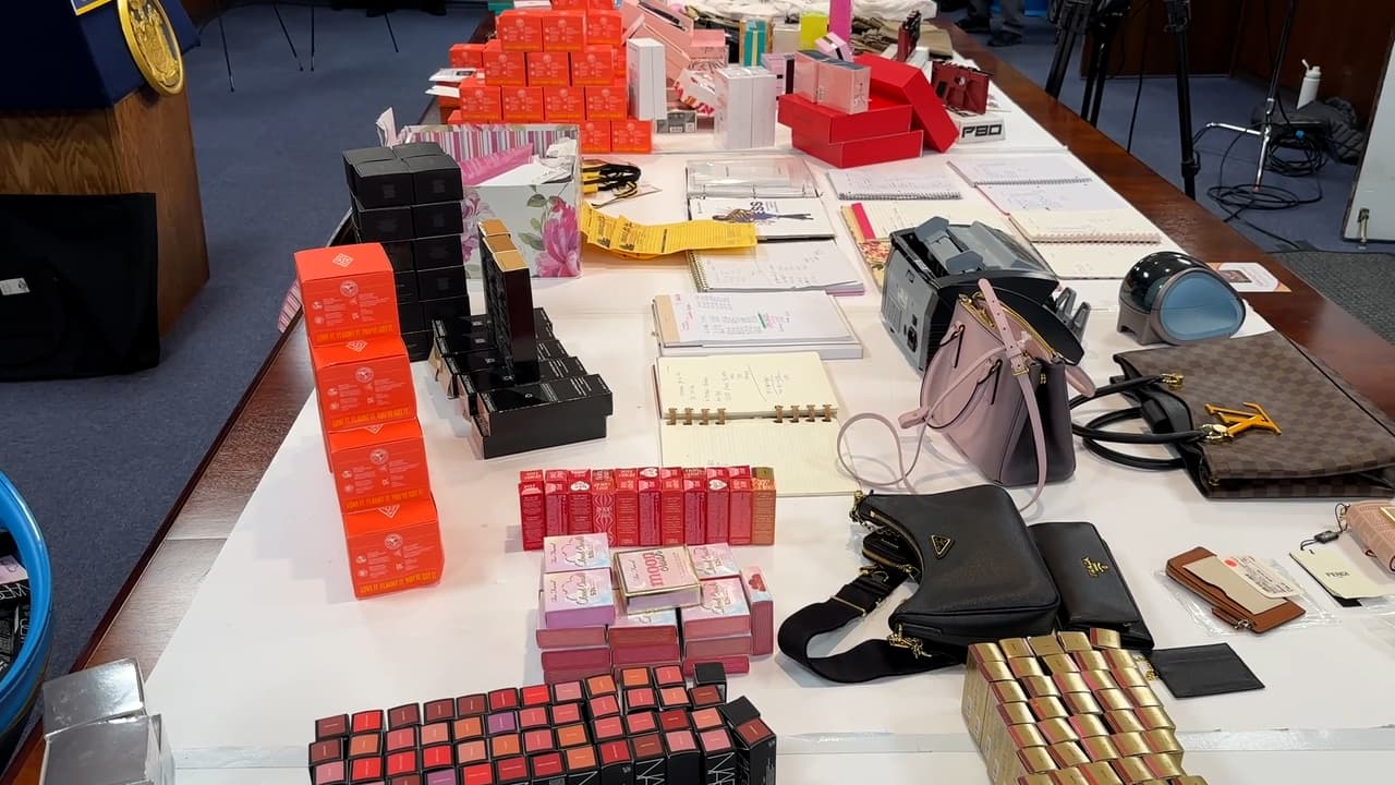 Una 
<b>pareja de origen dominicano es acusada de dirigir esta operación</b> que se dedicaba a comprar mercancía robada de tiendas minoristas para luego venderla en tiendas en línea y en una tienda física de República Dominicana.
<br>