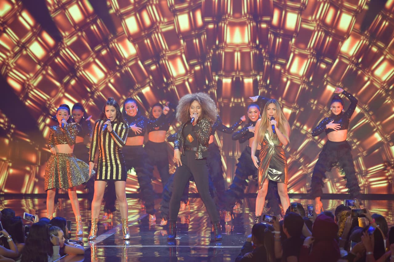 Y a ritmo de 'Adrenalina' de Wisin, empezó el derroche de energía en la gran final.