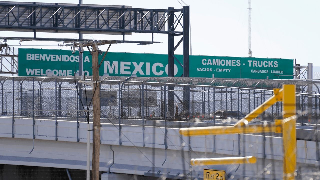 La Caravana Migrante del Orden y Legalidad se organiza para dar acompañamiento a las familias que viajan a México en esta época de Navidad. De acuerdo con la organización, desde hace 17 años organizan las caravanas para las miles de personas que quieren cruzar.