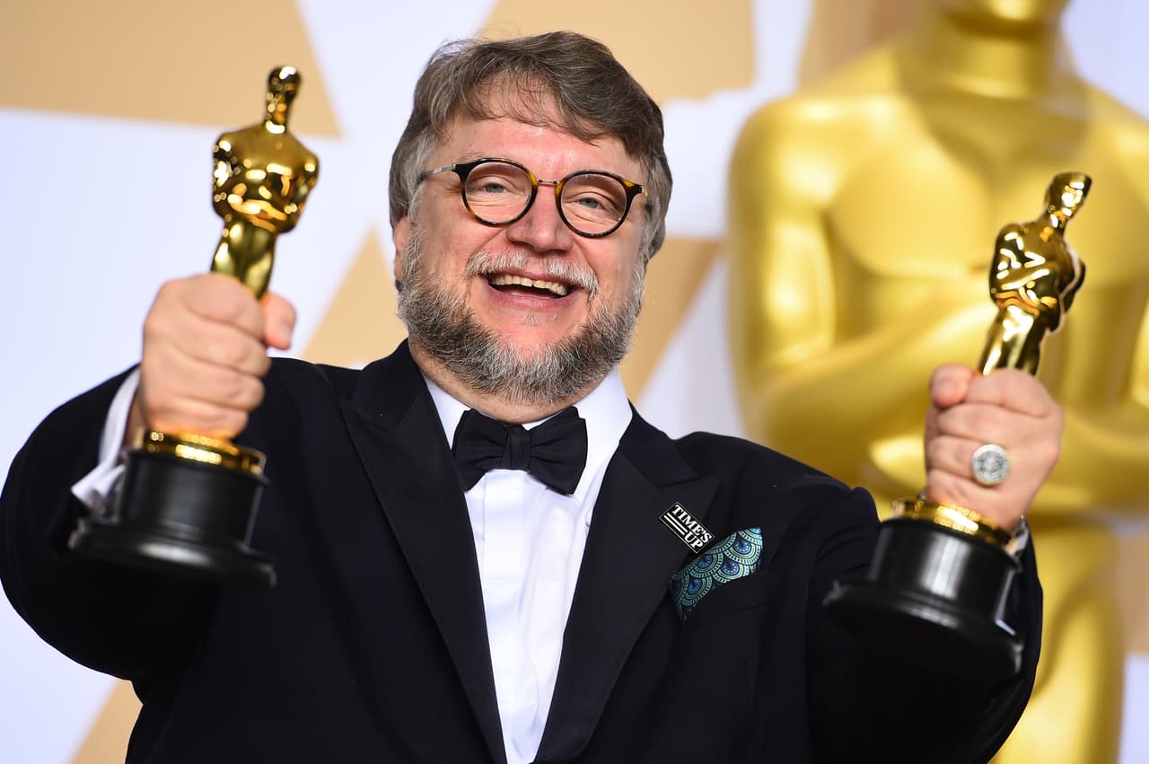 <b>Guillermo del Toro, director de cine mexicano.</b> Es otro de los nombres de
<a href="https://www.univision.com/noticias/trending/otra-vez-un-mexicano-es-el-mejor-guillermo-del-toro-oscar-a-la-direccion-y-la-mejor-pelicula-por-la-forma-del-agua" target="_blank">esta 'generación dorada' de directores de cine mexicanos</a> que triunfan en Hollywood y, claro, en el mundo. En la edición de este año de los premios de la academia, Del Toro ganó como mejor director por su película 'The shape of water'. Esta generación de directores está dejando un sello profundo en el cine a nivel mundial. Cuatro de los últimos cinco ganadores del Oscar al mejor director fueron mexicanos: Alfonso Cuarón (2014), Alejandro Iñárritu (2015 y 2016), y Guillermo del Toro (2018). "La poción de Guillermo del Toro intoxica. Su marca de alquimia incluye una pizca de macabro, una pizca de melancolía y algunos puñados de terror deslumbrante, pero luego agrega esa cantidad perfecta de capricho que mantiene a su audiencia agarrada a la pantalla",
<a href="http://time.com/collection/most-influential-people-2018/5217579/guillermo-del-toro/" target="_blank">detalla el texto</a> del actor y director Jordan Peele.
