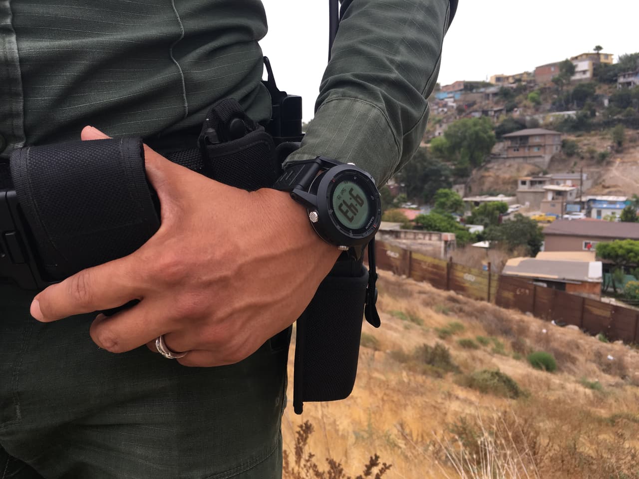 En el lado de Tijuana, los asentamientos poblacionales llegan hasta la vieja barda fronteriza.