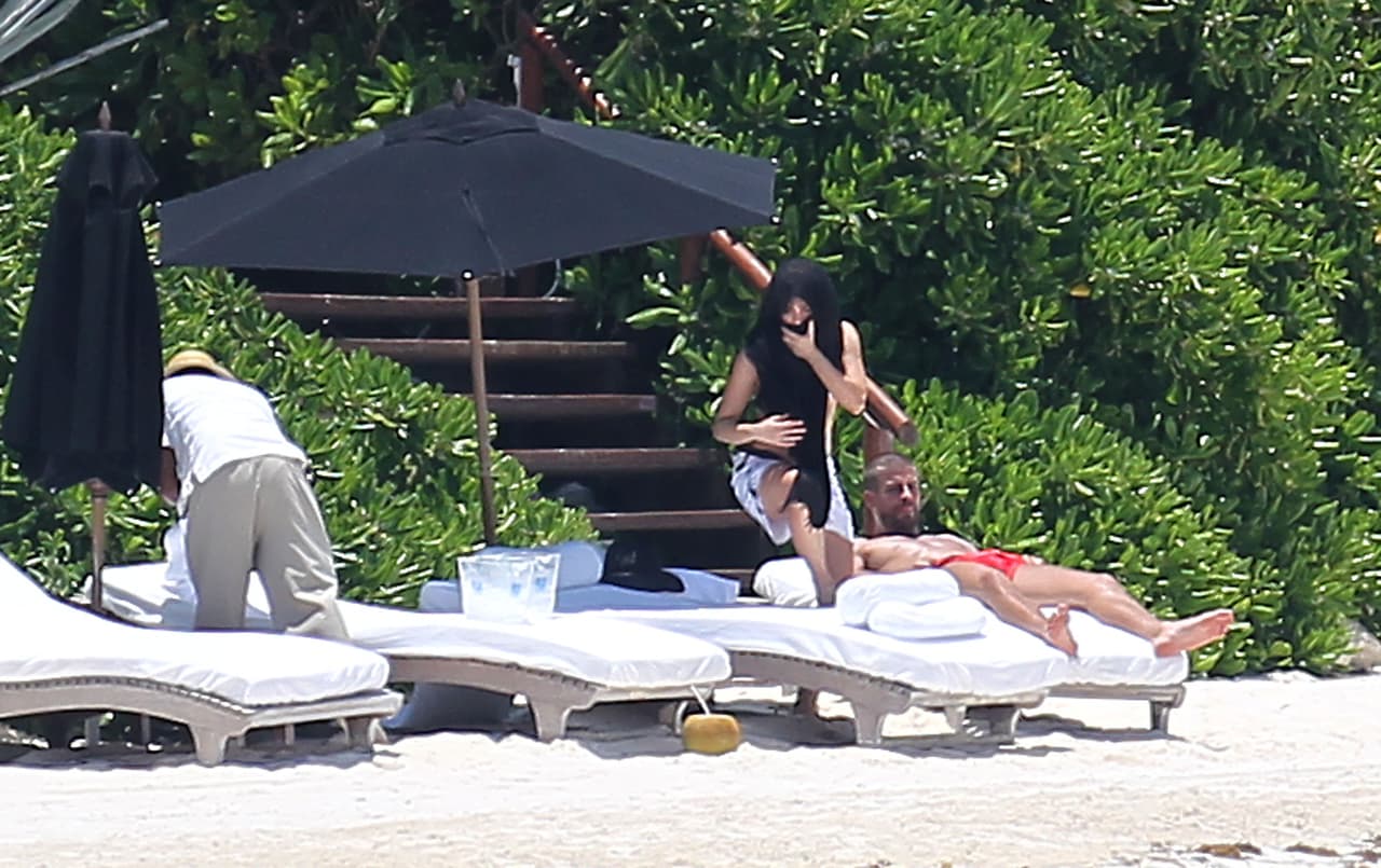 Shakira y Gerard Pique disfrutan de un día de playa en un descanso que tienen en las playas de arena blanca de Cancún, México July 03, 2014.