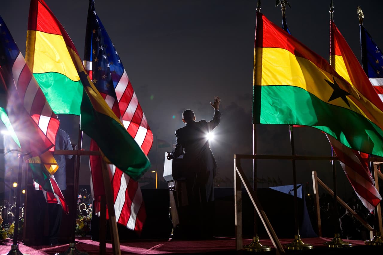 <b>Saludo a la multitud en Ghana.</b> Obama se despide antes de partir del aeropuerto de Kotoka en su recorrido oficial por África en 2009.