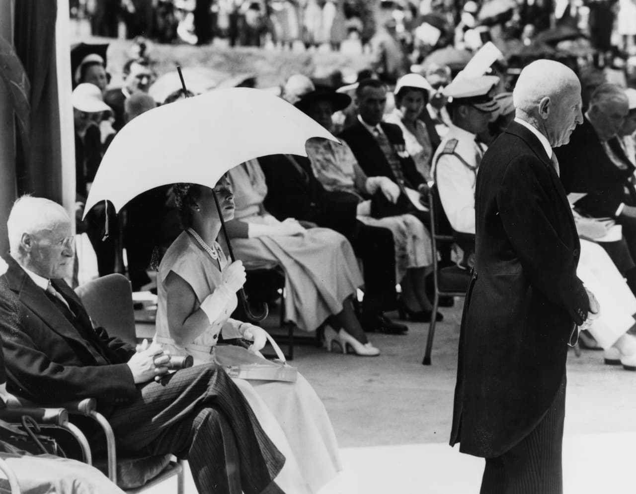 Aún antes del uso de esas piezas absolutamente fashionistas, la reina usaba frecuentemente sombrillas, incluso para taparse del sol inclemente. Como en esta visita al National Memorial en EEUU en 1954.