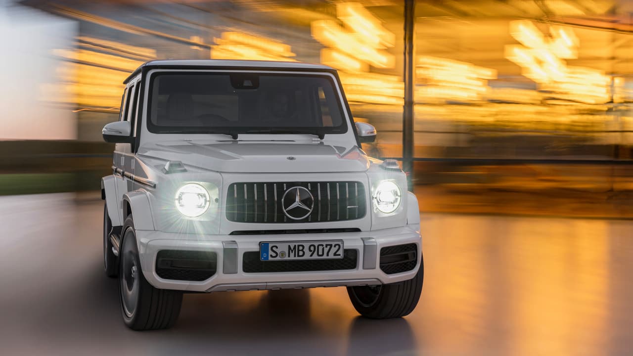 La Mercedes-AMG G63 acelera de 0 a 60 segundos apenas 4.4 segundos), 0.9 segundos más rápido que el vehículo que sustituye. La velocidad máxima está limitada electrónicamente a 137 millas por hora o 149 millas por hora para los las unidades equipadas con la opción AMG Driver‘s package. Una medida inteligente ya que nadie debería lograr velocidades mayores en 
<b>un vehículo con un centro de gravedad tan alto</b> como el de la Clase-G.
<br>