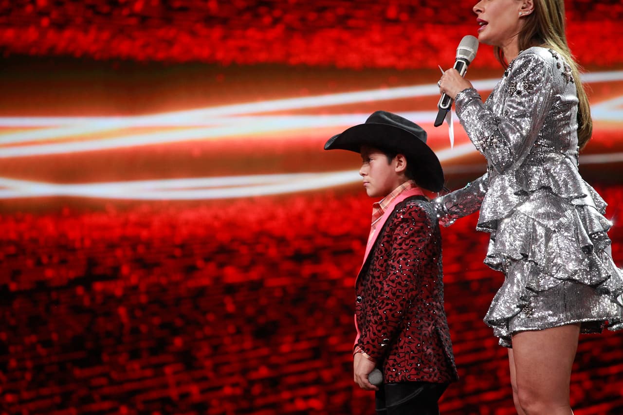 El cantante que llegó al show directamente de Los Mochis, Sinaloa, escuchó atento todas las críticas. Se le notó serio. En ningún momento intentó justificar lo que acababa de ocurrir.