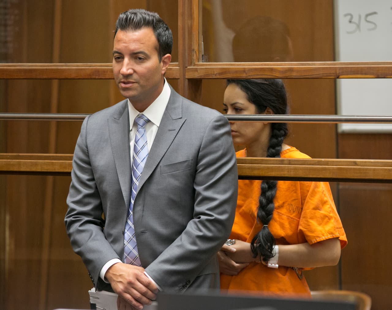 Alondra Ocampo viste un uniforme de reo de color naranja durante una audiencia en la Corte Superior de Los Ángeles el 5 de junio de 2019.