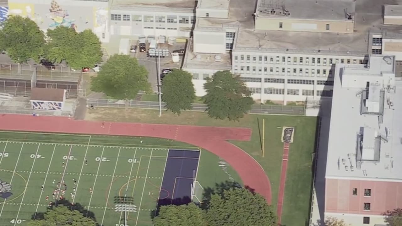 Estudiante amenaza con hacer un tiroteo en su escuela en Queens: le encontraron armas en su mochila