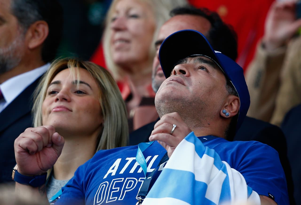 Maradona acepta presidencia de una ONG que le ofreció la reina Isabel II