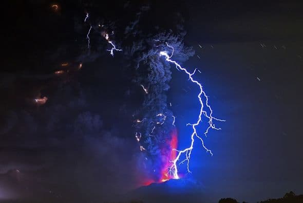 Decenas de rayos por minuto acompañaron la erupción.