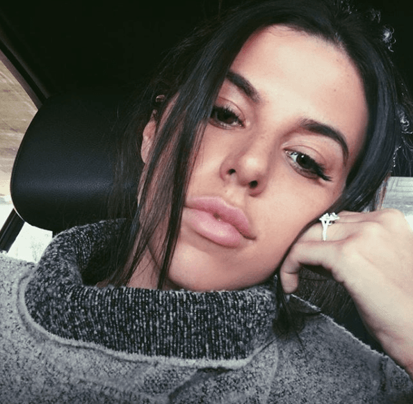 Ella recuerda que caminó dentro de la casa de la familia Jenner donde se encontró con Kylie, quien acababa de despertar y alguien le dijo: 'hey, Kylie, ella es Victoria, tu nueva asistente'. Kylie miró a Victoria, pero ella no logró entenderle lo que la hizo sentir frustrada.