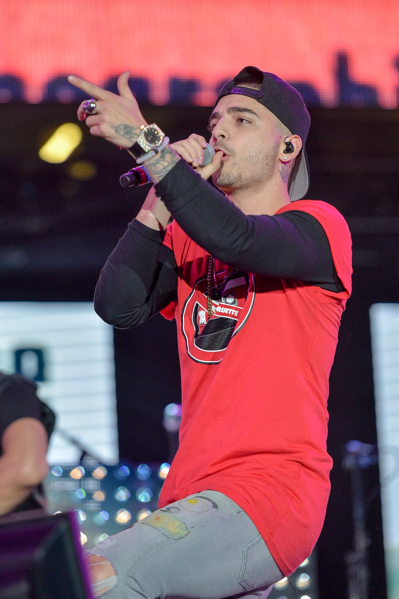 "Aquí están mis declaraciones de aquella "situación preocupante", un video musical que muestra el racismo que pasan muchos latinos en los Estados Unidos..."